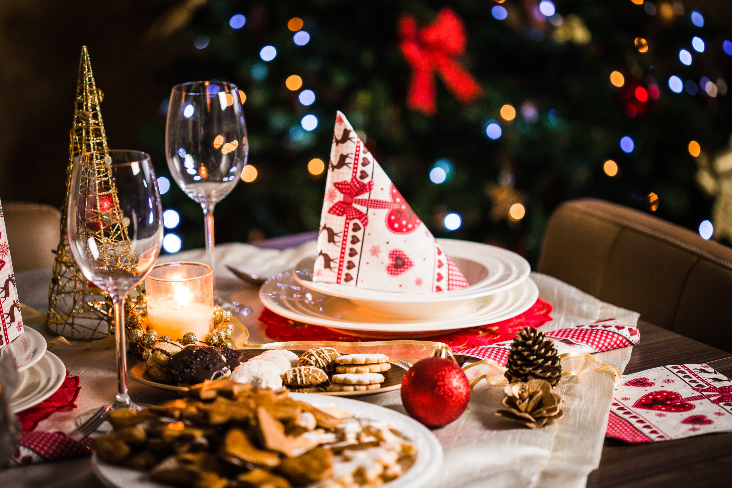 wonderful-christmas-dinner-table-setting-picjumbo-com