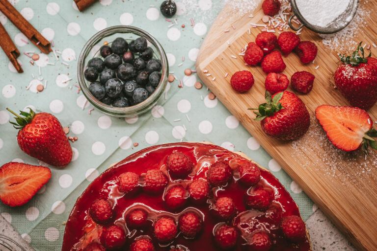 homemade-strawberry-cake-with-berries-picjumbo-com