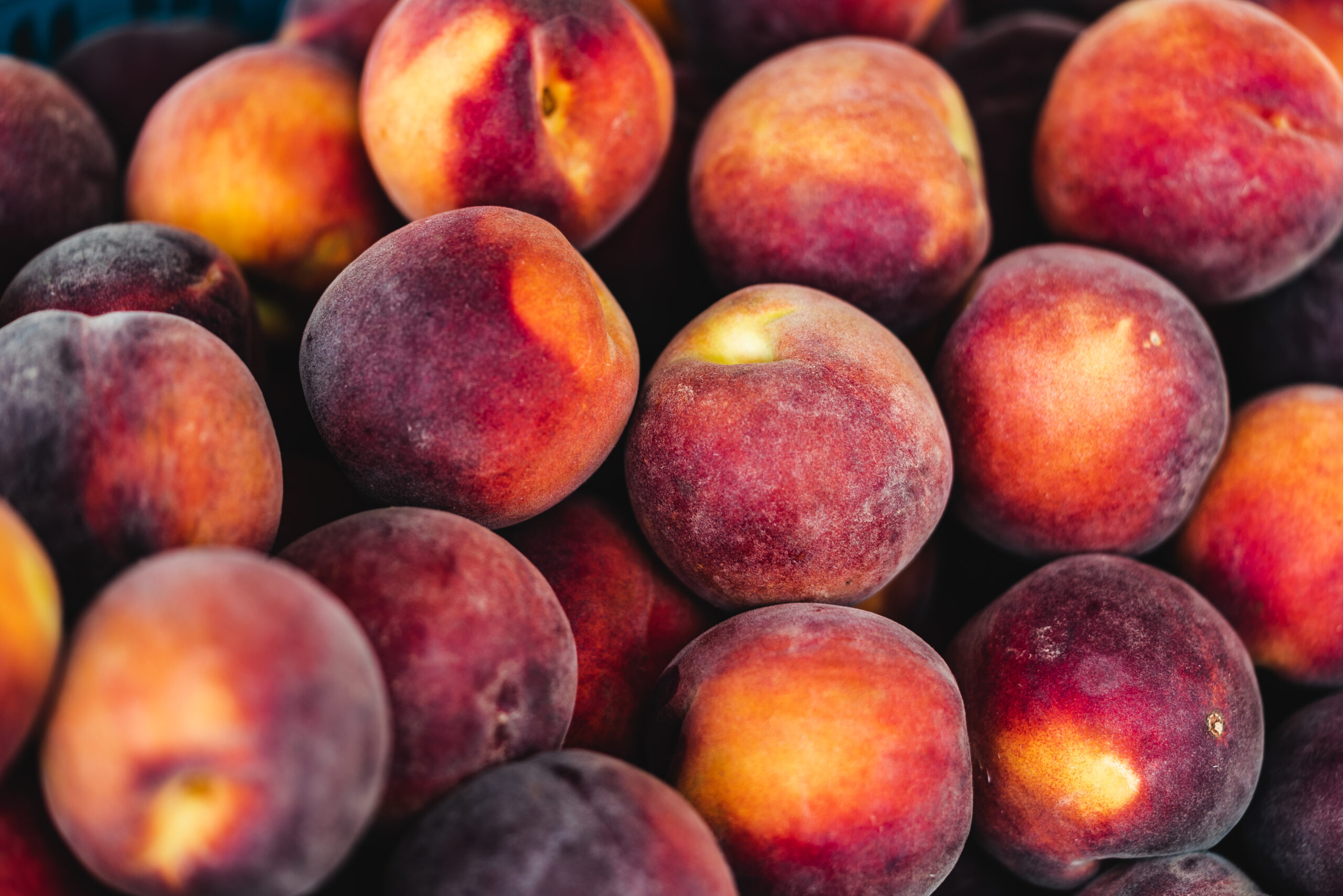 pile-of-peaches-picjumbo-com