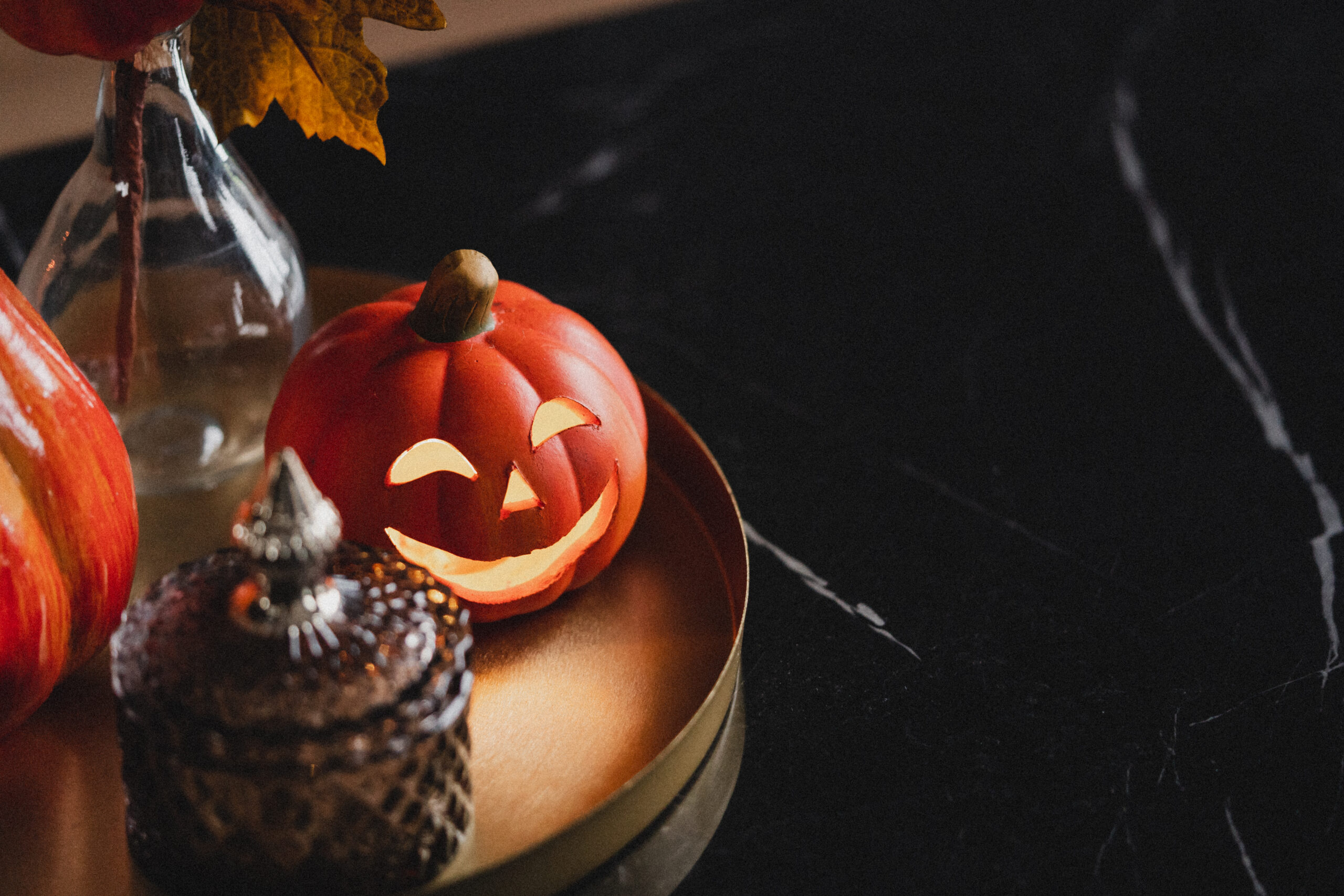 halloween-luxury-living-room-table-autumn-decorations-picjumbo-com