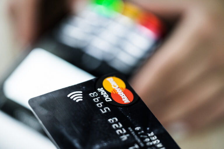 contactless-credit-card-payment-picjumbo-com