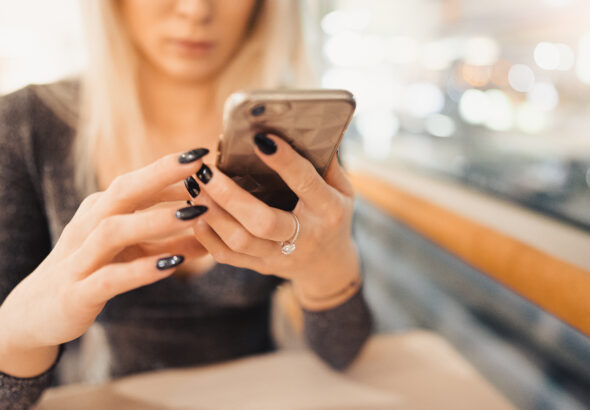 girl-typing-on-the-phone-picjumbo-com